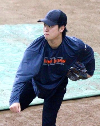 　ブルペンで投球する巨人・山崎＝川崎市のジャイアンツ球場