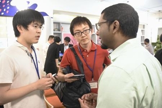 　インドの投資家（右）と意見交換する日本企業関係者＝２０１９年、インド南部ベンガルール