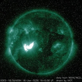 　太陽フレア（中央左の明るい部分）を捉えた紫外線画像（米ＮＯＡＡ／ＮＩＣＴ提供）