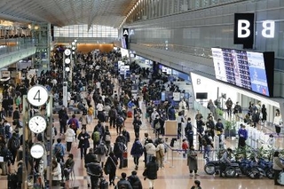 　利用客で混雑する羽田空港の出発ロビー＝昨年１２月