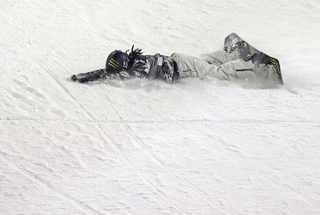 　ハーフパイプ第５戦、男子決勝で転倒した平野歩夢＝２０２６年１月１７日、ラークス（共同）