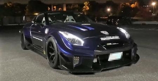 　改造された違法な整備不良の疑いがある国産スポーツカー（警視庁提供）