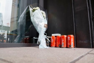 　事件現場付近に供えられた花や飲み物＝２２日午後、ＪＲ長野駅前