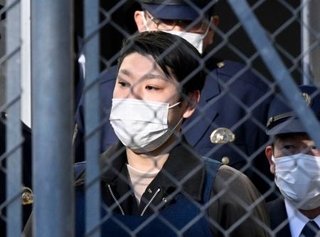 　送検のため水戸署を出る大内拓実容疑者＝２２日午前９時８分