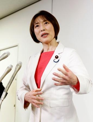 　記者団の取材に応じる共産党の田村委員長＝２２日午後、東京都渋谷区の党本部