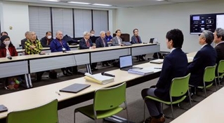 　生活保護費引き下げを違法とした最高裁判決を巡り、厚労省を訪れた原告ら＝２２日午後