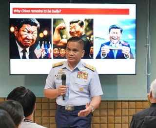 　フェイスブックに投稿された中国の習近平国家主席を想起させる人物の風刺画を含む写真（フェイスブックから）