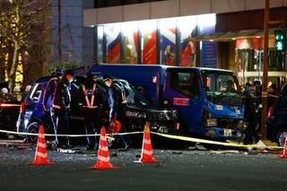 　東京・赤坂で複数台の車両が絡む事故があった現場＝２２日午後７時５６分