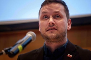 　２２日、グリーンランドの中心都市ヌークで記者会見したニールセン自治政府首相（ＡＰ＝共同）