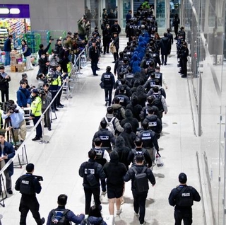 　フィッシング詐欺に関与した疑いなどでカンボジアから韓国・仁川国際空港に到着した送還者ら＝２３日（共同）