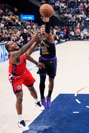 　クリッパーズ戦でレナードをマークするレーカーズの八村（右）＝イングルウッド（ＡＰ＝共同）