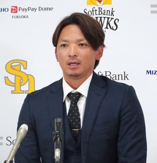 　契約更改し、記者会見するソフトバンクの東浜＝２３日、みずほペイペイドーム