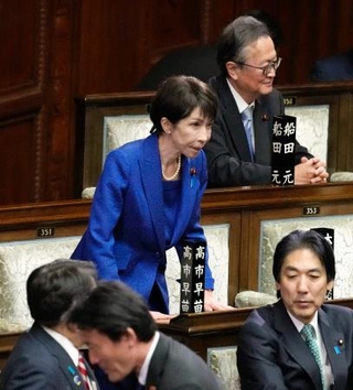 　衆院本会議に臨む高市首相＝２３日午後０時５２分