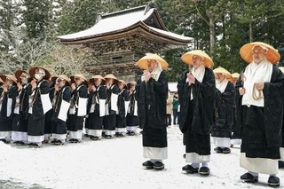 　金剛峯寺前庭で行われた「報恩托鉢寒行」の出発式＝２３日、和歌山県高野町