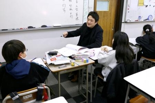 　中学受験に向けて指導を受ける小学６年生ら＝２０日、東京都北区