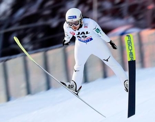 　予選で飛躍する丸山希＝大倉山