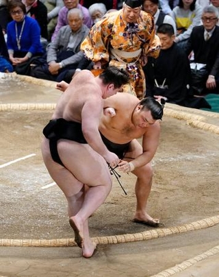 　霧島（右）が寄り切りで獅司を破る＝両国国技館
