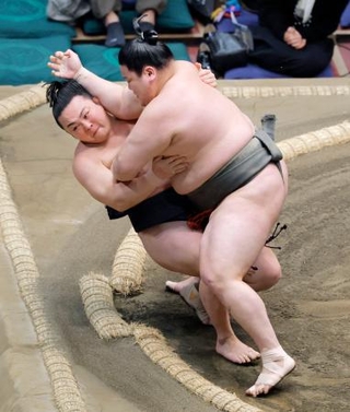 　延原（右）が浴びせ倒しで炎鵬を破る＝両国国技館