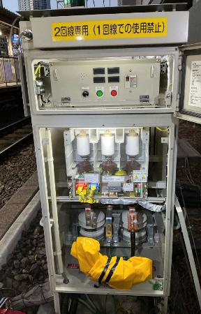 　停電の原因となる作業ミスのあった安全装置＝１６日午前７時ごろ、東京都港区（ＪＲ東日本提供）