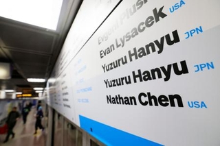 　地下鉄駅構内に掲げられた五輪金メダリストのリスト。フィギュアスケート男子の羽生結弦さんの名前も見られた＝２３日、ミラノ（共同）
