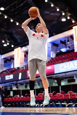 　試合前にウオーミングアップする河村勇輝＝２３日、ニューヨーク州ホワイトプレーンズ（ＮＢＡＥ・ゲッティ＝共同）