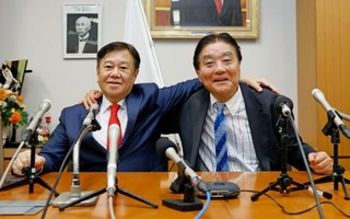 　記者会見で新党結成を表明し、河村たかし前衆院議員（右）と肩を組む原口一博前衆院議員＝２４日午後、国会