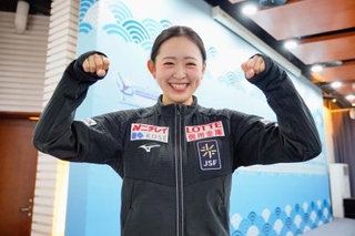 　優勝から一夜明け、撮影に応じる青木祐奈＝北京（共同）