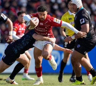 　ＢＬ東京-東京ベイ　前半、攻め込むＢＬ東京・モウンガ（中央）＝秩父宮