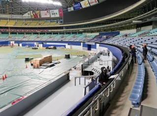 　バンテリンドームナゴヤで設置工事が進むテラス型観客席「ホームランウイング」（中央）＝２４日