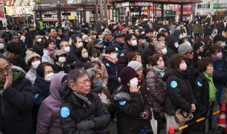 　街頭演説に耳を傾ける人たち＝２４日午後、東京都内