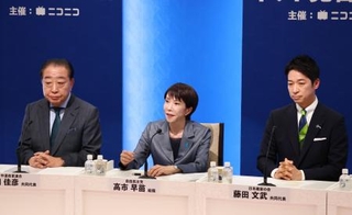 　動画配信サイト「ニコニコ生放送」の党首討論会で発言する自民党総裁の高市首相。左は中道改革連合の野田共同代表、右は日本維新の会の藤田共同代表＝２４日午後、東京都中央区（代表撮影）