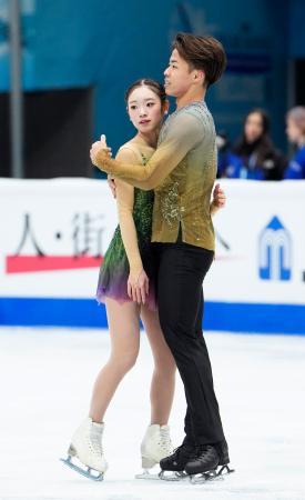 　ペア・フリーの演技を終えた長岡柚奈（左）、森口澄士組＝北京（共同）