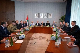 　２４日、アラブ首長国連邦（ＵＡＥ）のアブダビで行われた米国、ロシア、ウクライナの高官協議（ＵＡＥ政府提供・ロイター＝共同）