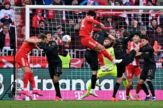 　ヘディングで今季初ゴールとなる先制点を挙げたバイエルン・ミュンヘンの伊藤洋輝（中央）＝２４日（ゲッティ＝共同）