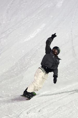 　スノーボード女子ビッグエアで大技を決めて喜ぶ村瀬心椛＝アスペン（ゲッティ＝共同）