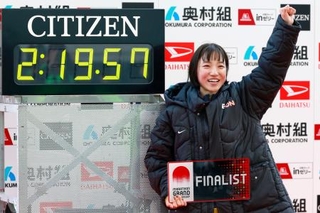 　初マラソン日本最高となる２時間１９分５７秒の４位でゴールし、ポーズを決める矢田みくに＝ヤンマースタジアム長居