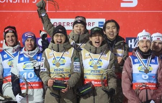 　ジャンプ男子のフライング世界選手権、団体で初優勝を果たし、笑顔の日本＝２５日、オーベルストドルフ（ＤＰＡ提供・ＡＰ＝共同）