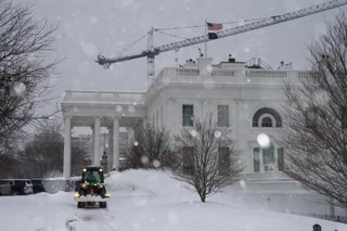 　ホワイトハウスの上に架かる工事のクレーン＝２５日、ワシントン（ＡＰ＝共同）