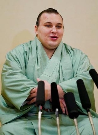 　初場所で２場所連続２度目の優勝を果たし、記者会見する大関安青錦＝２６日、東京都江東区