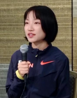 　大阪国際女子マラソンから一夜明け、記者会見する矢田みくに＝２６日、大阪市内のホテル