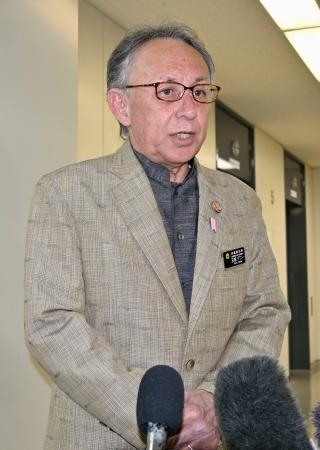 　沖縄県名護市長選から一夜明け、取材に応じる玉城デニー知事＝２６日午前、沖縄県庁