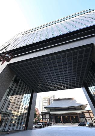 　真宗大谷派難波別院（奥）の参道にある「山門一体型ホテル」＝大阪市中央区