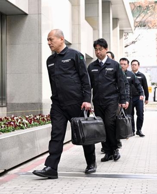 　中部電力本店の立ち入り検査に向かう原子力規制委の担当者＝２６日午後、名古屋市