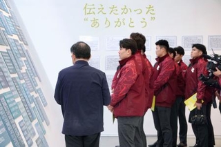 　東日本大震災に関する資料を見学する大栄（左から２人目）ら楽天の新人選手たち＝２６日、宮城県南三陸町