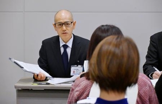 　三重県四日市市で開かれた、地下駐車場での浸水被害の補償に関する説明会＝２６日午前