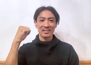 　オンラインで取材に応じ、ガッツポーズするノルディックスキー複合の渡部暁斗＝２６日