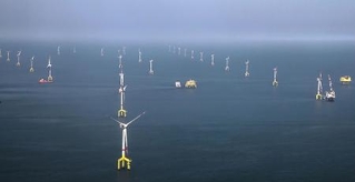 ドイツ・ボルクム島沖の北海に建設された風力発電の設備＝２０１３年（洋上風力発電会社ＢＡＲＤグループ提供・共同）