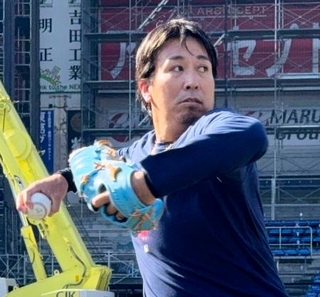 　練習を公開したロッテの益田＝ＺＯＺＯマリン