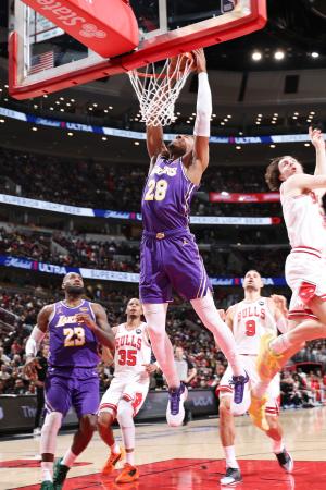 　ブルズ戦でダンクシュートを決めるレーカーズの八村＝シカゴ（ＮＢＡＥ・ゲッティ＝共同）