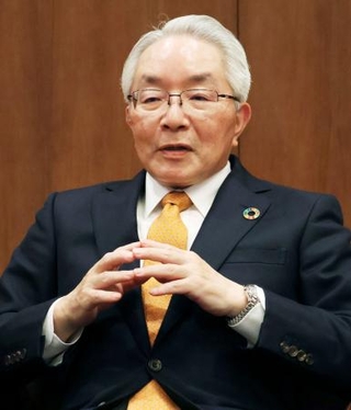 　インタビューに応じる西日本フィナンシャルホールディングスの村上英之社長